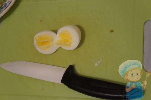 Разрезаем яйцо