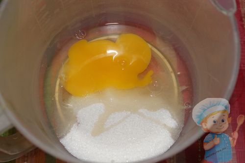 Сахар и яйца смешиваем