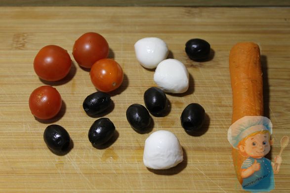Заготовки: помидоры, сыр, морковь, маслины
