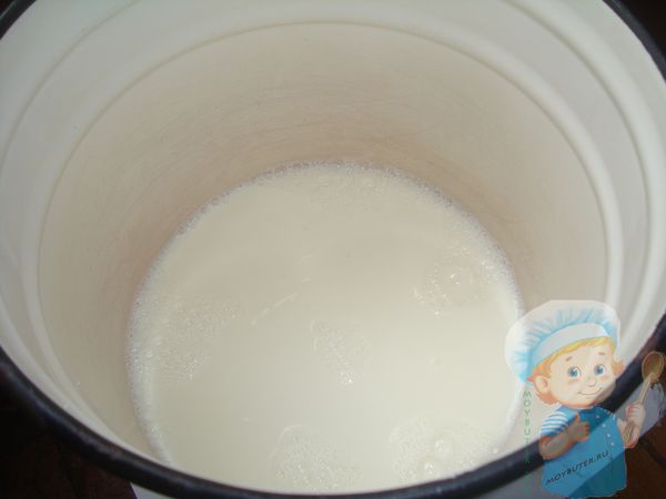 Молоко в кастрюле