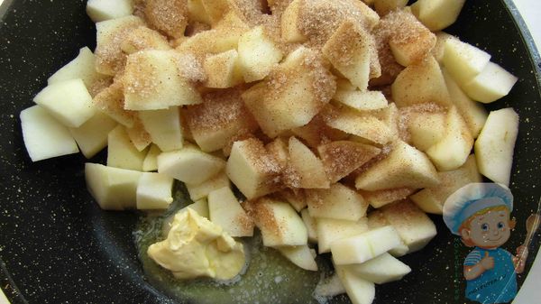 Яблоки в масле и корице с сахаром на сковороде