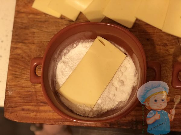 Валяем сыр в муке