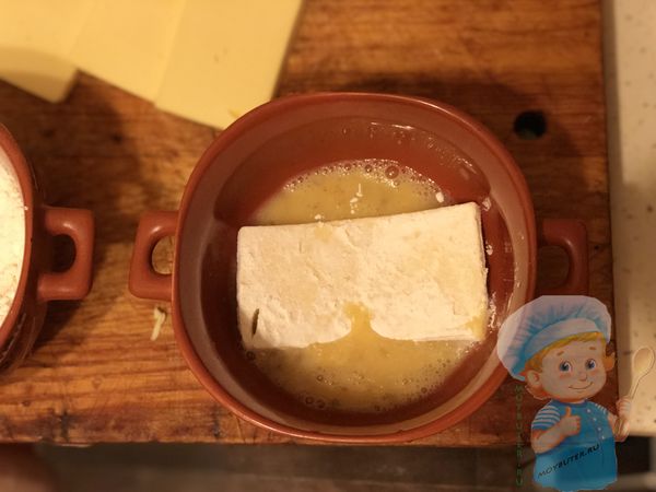 Макаем сыр в яйцо