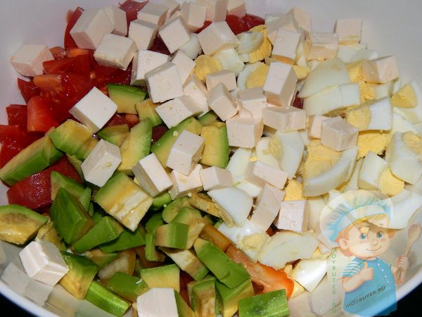 сыр кубиками добавляем в салат