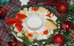 оформление новогодней сырной тарелки