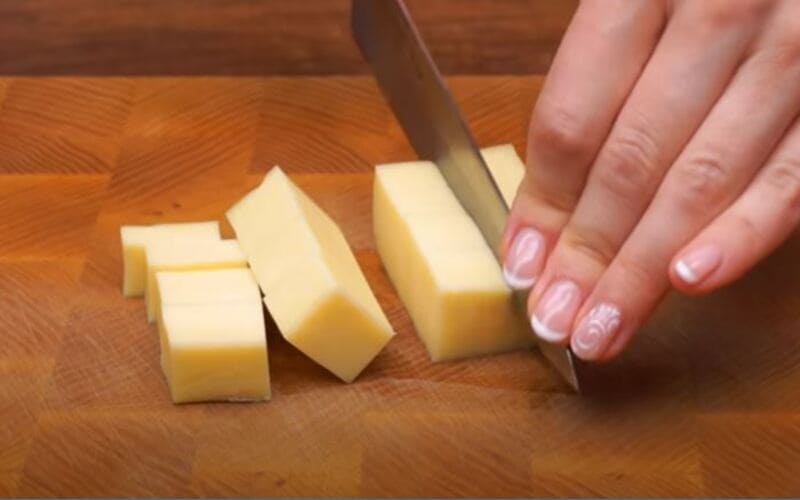 нарезаем твердый сыр на кубики