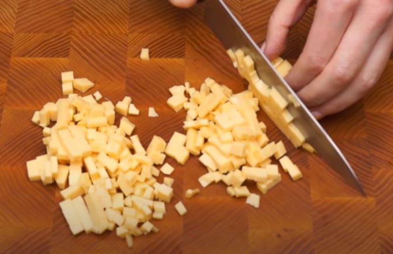 сыр нарезаем на мелкие кубики