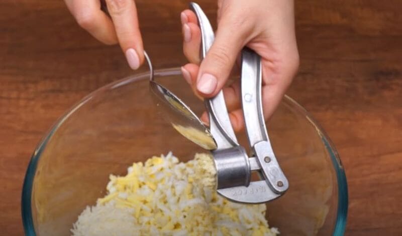 тертый сыр, яйца и чеснок выкладываем в миску