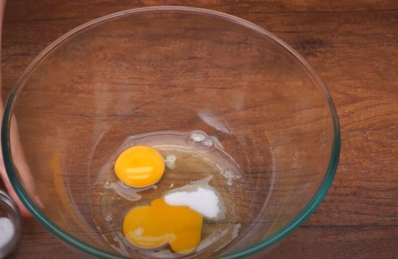 в миску с яйцами добавляем соль и сахар