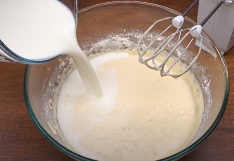 в тесто добавляем оставшееся молоко