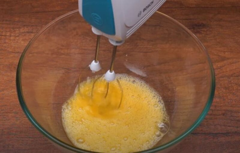 яйца соль и сахар взбиваем миксером