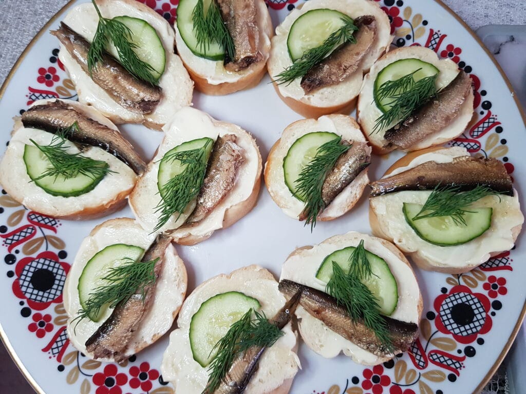 Бутерброды со шпротами и свежим огурцом рецепт с фото пошагово -  PhotoRecept.ru